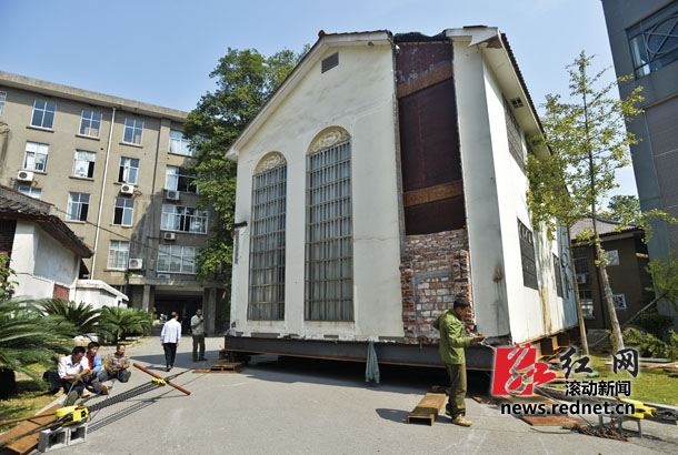 河北大力集團數(shù)臺千斤頂平移房屋